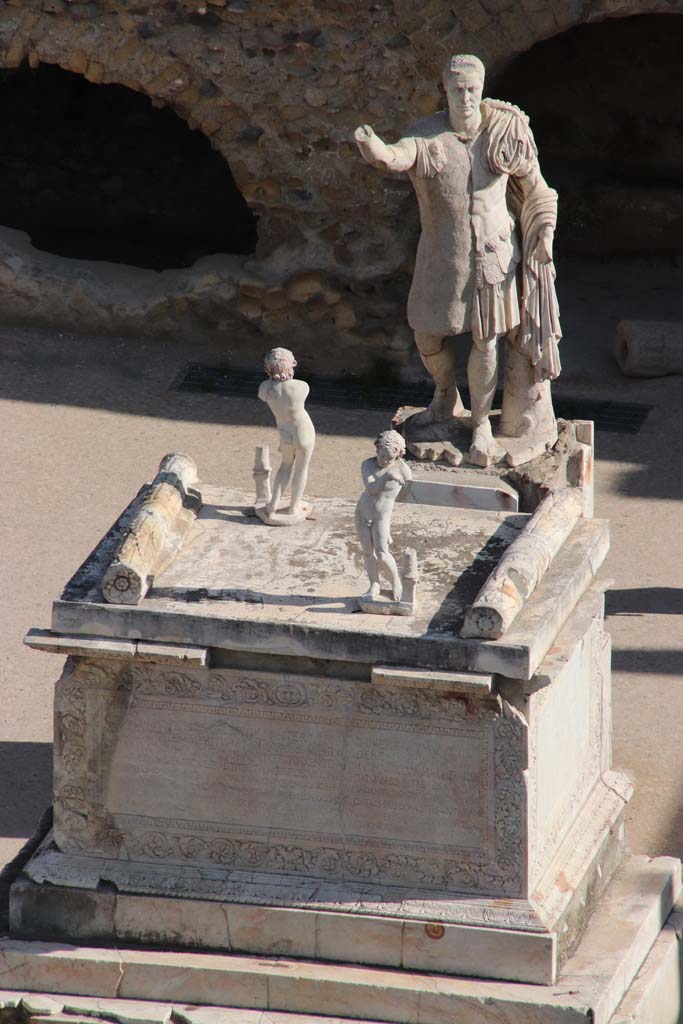 Herculaneum, September 2017. Memorial altar to Marcus Nonius Balbus and his statue. 
Photo courtesy of Klaus Heese.